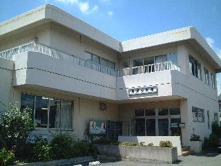 白いコンクリートで建築された藤塚公民館の外観の写真（「藤塚公民館」のページへリンク）
